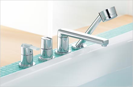 Chrom-Armaturen an einer Badewanne